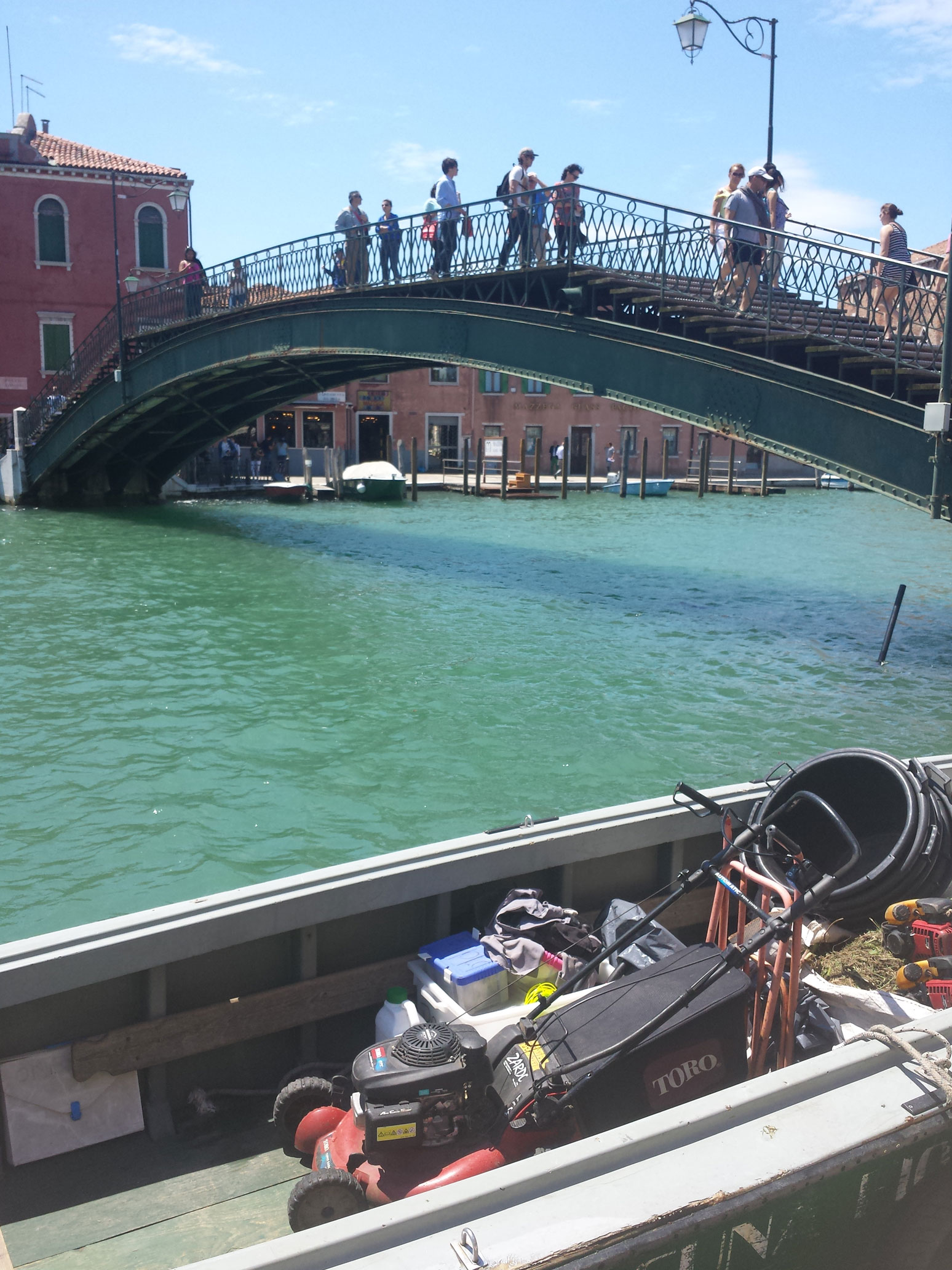 Toro Rasenmäher auf Boot in Murano